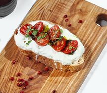 Брускетты со страчателлой, томатами черри и соусом песто