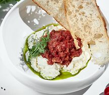 Тартар из говядины с муссом мз пармезана