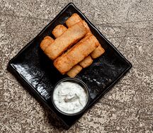 Рыбные палочки со сметанно-чесночным соусом