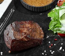 Стейк Миньон с овощным салатом и перечным соусом