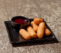 Сырные палочки с вишневым соусом