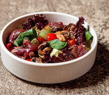 Тёплый салат с ростбифом, шампиньонами и болгарским перцем 