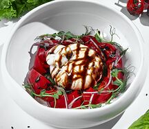 Буррата с розовыми томатами