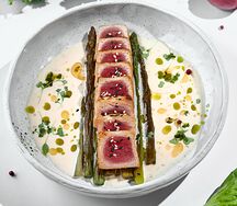 Стейк из тунца со спаржей в сливочном соусе