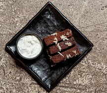 Бородинские гренки со сметанно-чесночным соусом