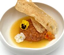 Тартар из лосося и цитрусовой заправкой