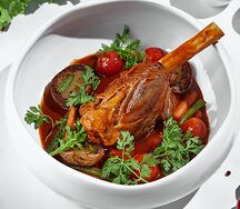 Томленая ножка ягненка с беби-картофелем