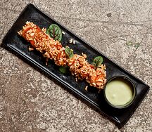 Креветки в воздушном рисе со сладким соусом васаби