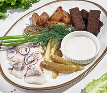 Сельдь с бэби-картофелем и чесночными гренками 