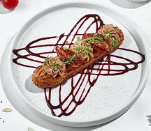 Эклер с паштетом из куриной печени и вяленными томатами 