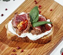 Брускетты с ростбифом и вялеными томатами