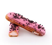 Эклер Клубничный