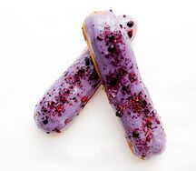 Эклер черничный