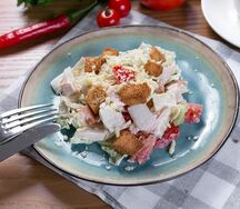 Салат с курицей и сухариками