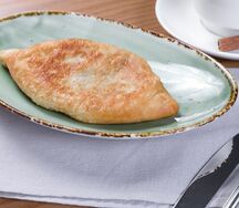 Пирожок с луком и яйцом