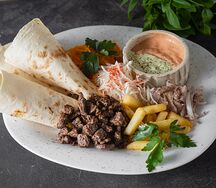 Открытая шаурма с говядиной на тарелке