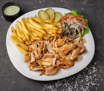 Открытая шаурма с курицей на тарелке