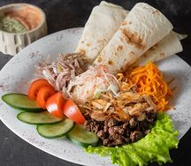 Открытая шаурма микс с курицей и говядиной на тарелке