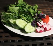 Ассорти из свежих овощей и зелени