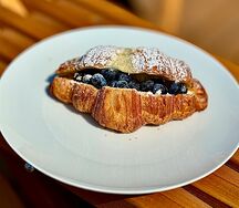 Круассан с голубикой