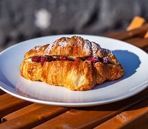 Круассан с малиной