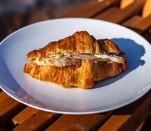 Круассан цезарь с курицей 