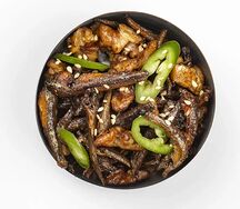 Жареный анчоус с грецким орехом 
