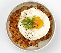 Острый жареный рис с кимчи и беконом
