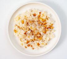Каша рисовая с грушей, орехом и кокосом
