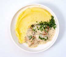 Белая рыба с копчеными сливками и картофельным пюре