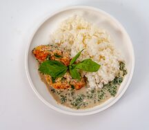 Рыбные котлеты в сливочном соусе со шпинатом и рисом