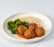 Котлетки из птицы с брокколи, рисом и имбирным соусом
