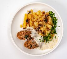 Мясные котлеты в сливочно-горчичном соусе с картофелем и грибами 