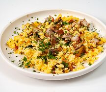 Скрембл с курицей и грибами