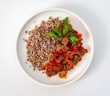 Гуляш из говядины с гречкой