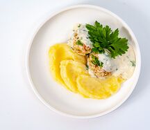 Крабболлы в сырном соусе с картофельным пюре