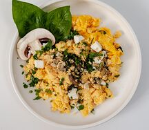 Скрембл со шпинатом и грибами