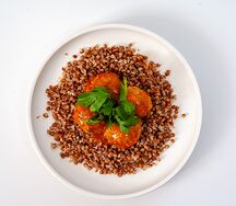 Котлетки из птицы с гречкой и томатным соусом