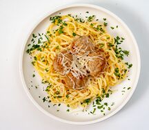 Куриные фрикадельки в сырном соусе и спагетти