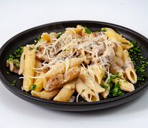Паста с курицей и грибами в сливочном соусе