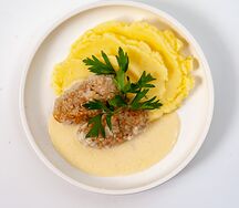 Куриные котлеты с пюре и сырным соусом