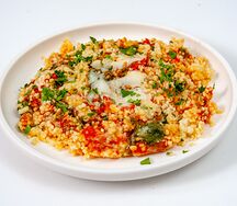 Кускус с томатами, сыром и соусом песто