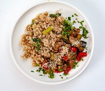 Цыпленок с овощами в японском соусе с перловкой и киноа