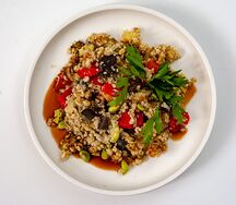 Овощи в японском соусе с перловкой и киноа