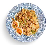 Жареная лапша с курицей