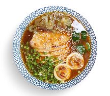 Лапша удон с бульоном, курицей и битым огурцом