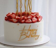 Торт с ягодой Happy Birthday