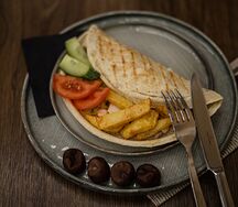 Пицца с курицей, сыром, картофелем фри и летним салатом