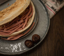 Пицца с колбасой и сыром