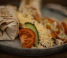 Шаурма с сыром и летним салатом